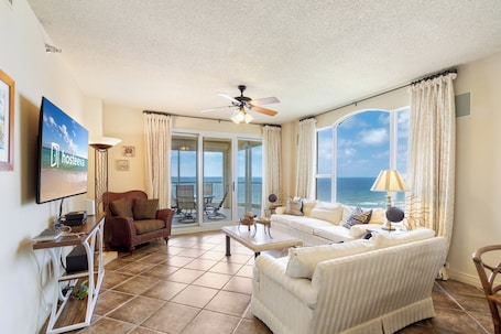 Condo famĆlia, 3 quartos, vista para a praia, de frente para a praia | Sala de estar | Smart TV 55 polegadas com canais digitais