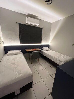 Kamar Twin Deluks, 2 Tempat Tidur Twin, Bebas Asap Rokok, ensuite | Seprai premium, bantalan ekstra lembut, dan ruang kerja ramah laptop