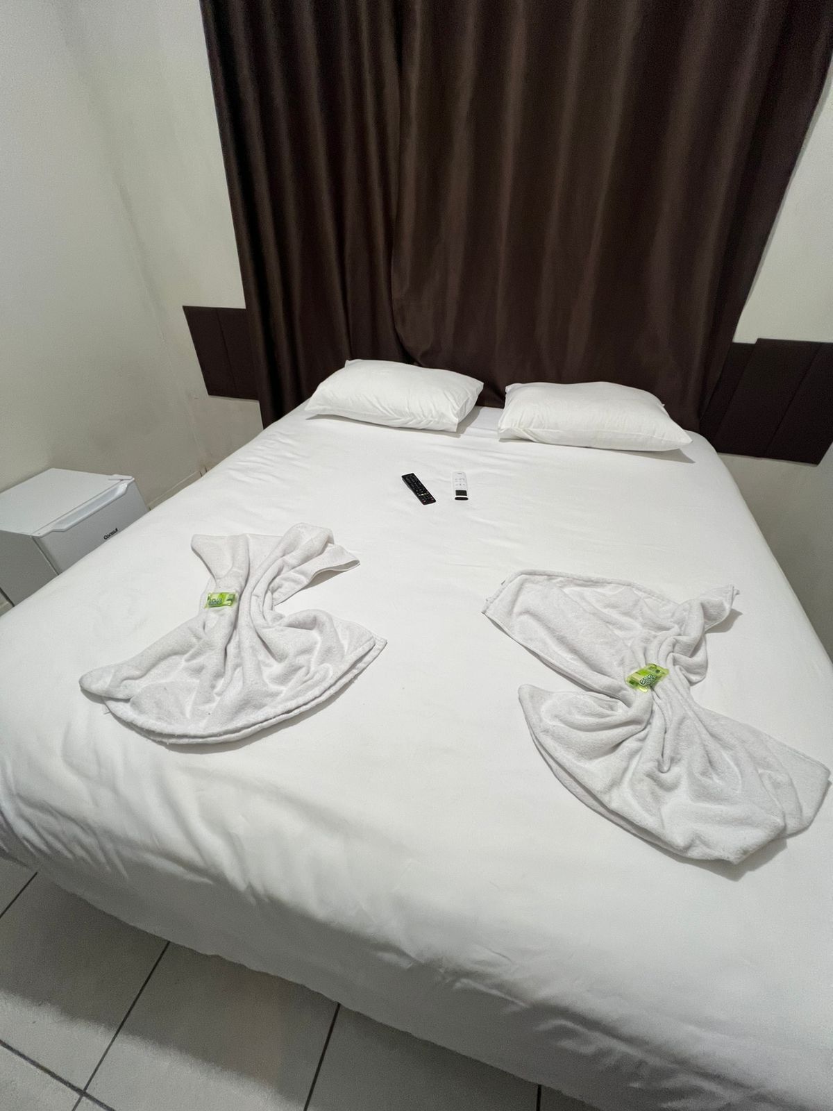 Habitación doble Premium | Ropa de cama de alta calidad, camas con pillow-top y wifi gratis 