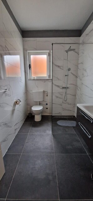 Shower - Madonna 1 (Zadar)