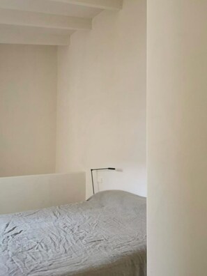 1 quarto, ferros/tábuas de passar roupa