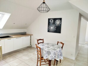 Dining - 400 meters from the beach apartment 1st floor of a private house (DAMGAN)