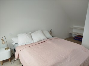 2 slaapkamers, een strijkplank/strijkijzer, reisbedje, gratis wifi
