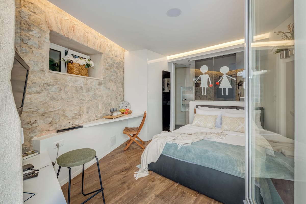Deluxe Double Room | Desk, iron/ironing board, free WiFi