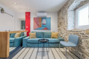 شقة - غرفتا نوم | منطقة المعيشة | تلفزيون بشاشة مسطحة بحجم 100-سم يعرض قنوات تلفزيونية باشتراك مدفوع