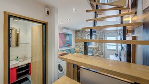 Eine moderne Küche mit Holzauszug und Steinwand.