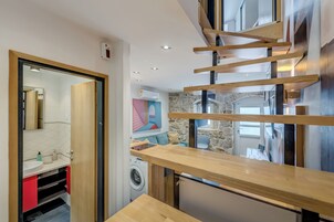 Apartamento, 2 habitaciones | Zona de estar | Televisión de pantalla plana de 100 cm con canales por cable