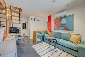 شقة - غرفتا نوم | منطقة المعيشة | تلفزيون بشاشة مسطحة بحجم 100-سم يعرض قنوات تلفزيونية باشتراك مدفوع