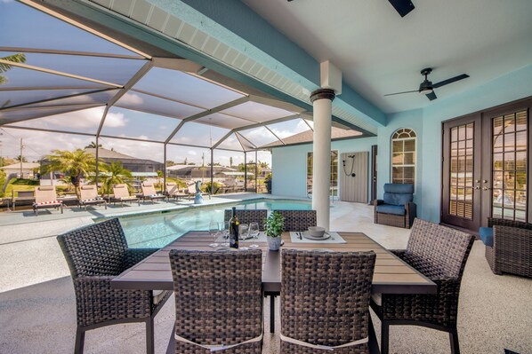 Outdoor dining - Villa 12 Luxury Waterfront, Newly Updated, 5 bedroom, Pool, Bikes, Gulf Access. (Cape Coral)