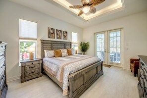 5 bedrooms, iron/ironing board, free WiFi, bed sheets - Villa 12 Luxury Waterfront, Newly Updated, 5 bedroom, Pool, Bikes, Gulf Access. (Cape Coral)