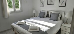 3 bedrooms, desk, iron/ironing board, travel cot