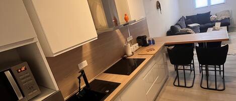 Réfrigérateur, micro-ondes, four, plaque de cuisson