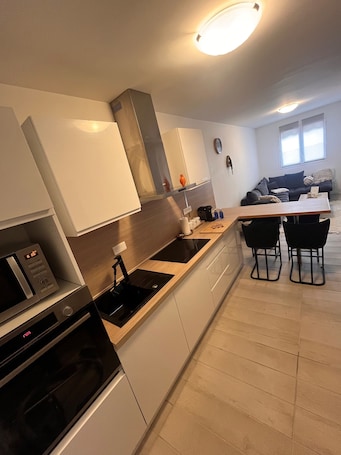 冷蔵庫、電子レンジ、オーブン、コンロ. Cosy house near Paris/Orly