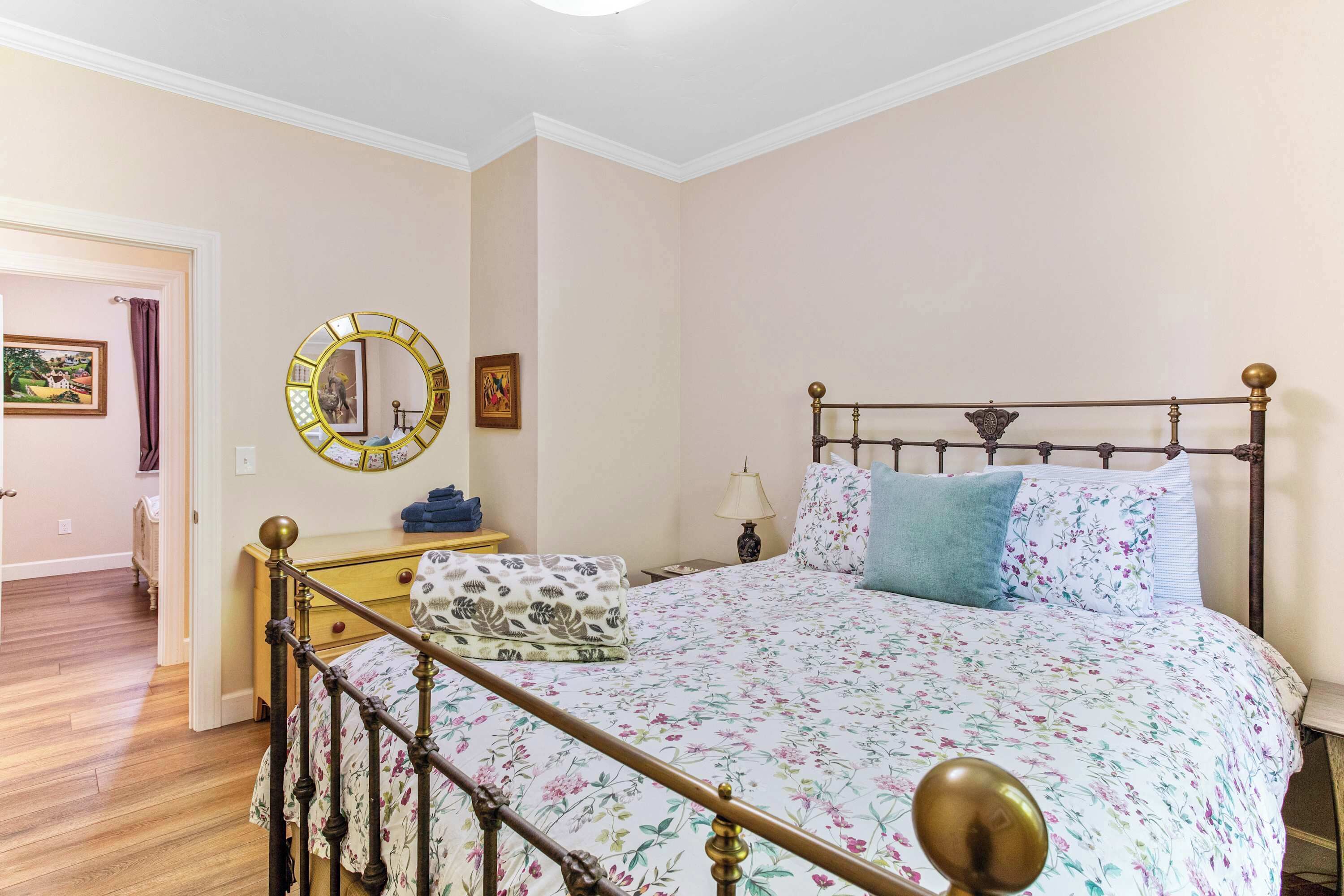 3 chambres, bureau, fer et planche à repasser, lit parapluie