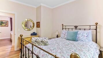 3 chambres, bureau, fer et planche Ă repasser, lit parapluie