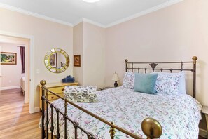 3 dormitorios, escritorio, tabla de planchar con plancha y cuna de viaje