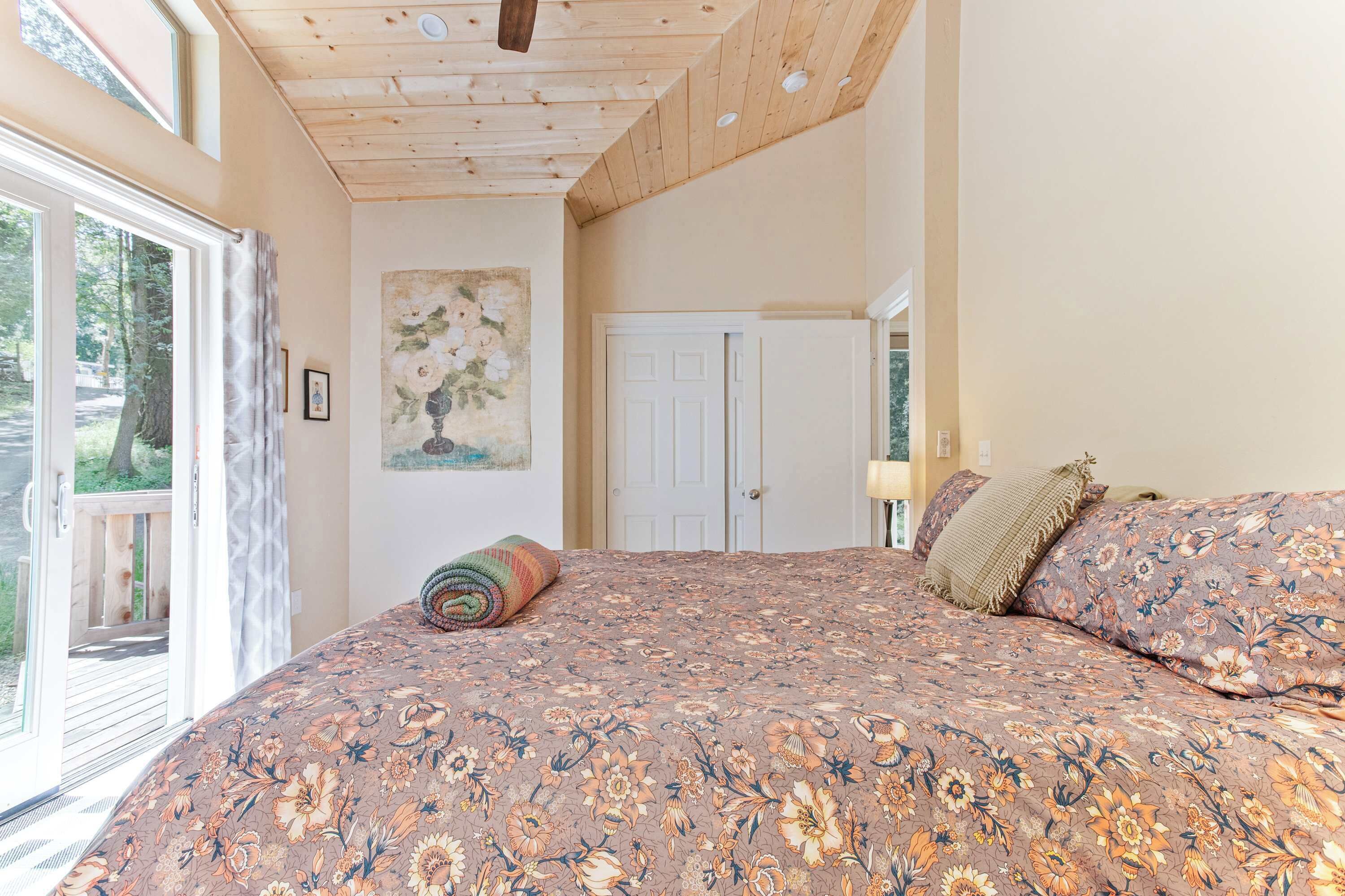 3 bedrooms, desk, iron/ironing board, travel crib