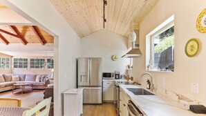 Una cocina compacta equipada con refrigerador, microondas y lavabo.