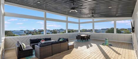 屋外ダイニングエリア