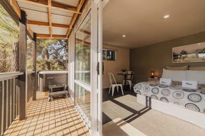Terrace/patio - Tekapo Comet Studio - Hot tub and Starry Skies (Lake Tekapo)
