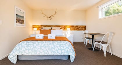 Stargazing Suite | Walk to Church + Lake | Sauna