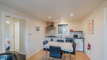 Microondas, parrilla de estufa, lavavajillas y cafetera y tetera