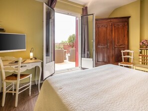 Habitación clásica doble, vistas al río | Caja fuerte, espacio para trabajar con un portátil, wifi gratis