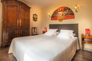 Caja de seguridad en la habitación y espacio para trabajar con laptop 