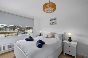 2 Schlafzimmer, individuell dekoriert, individuell eingerichtet