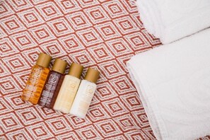 Hair dryer, towels - 2 bed apartment - Stretford Rd - Two Bathrooms (Manchester)