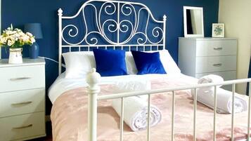4 bedrooms, iron/ironing board, free WiFi, bed sheets