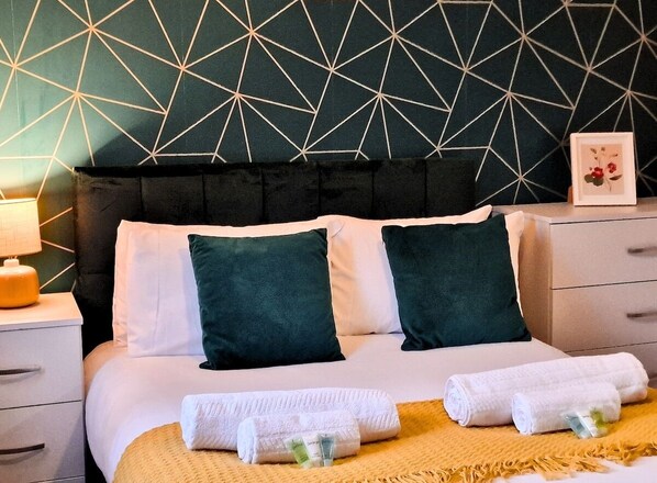 4 عدّة غرف نوم ومكواة/لوح كي وواي فاي مجانًا وملاءات أسرّة