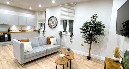 The Blue Academy Apartment - 2 Bed - Free Parking By Bevolve