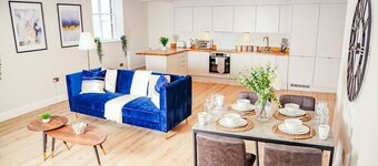 The Blue Academy Apartment - 2 Bed - Free Parking By Bevolve