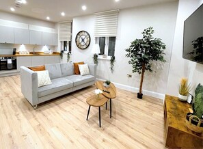 TV - Shrewsbury Modern 1 Bedroom Apartment By Bevolve (Shrewsbury)