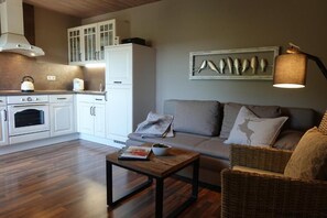 Süit, Mutfak, Dağ Manzaralı | Oturma alanı | Kablolu TV kanalları bulunan 40 cm televizyon 