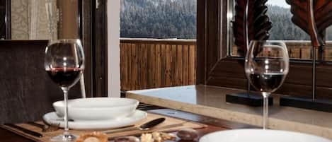 Suite, Kitchen, Mountain View | In-room dining