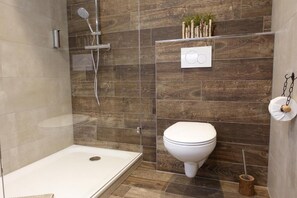Suite, Pets Allowed, Mountain View | Bathroom | Shower, hair dryer, bathrobes, towels - Montara Suites Bodenmais (Bodenmais)