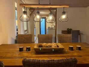 Suite Élite, cuisine, vue sur la montagne | Repas dans la chambre