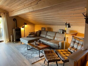 Suite Élite, cuisine, vue sur la montagne | Aire de séjour | Téléviseur de 40 cm avec télévision par câble
