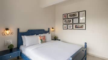 2 bedrooms, desk, iron/ironing board, WiFi
