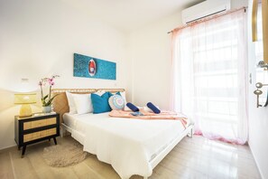 2 dormitorios, escritorio, tabla de planchar con plancha y cuna de viaje