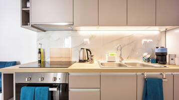 Refrigerador, microondas, horno, placa de cocina