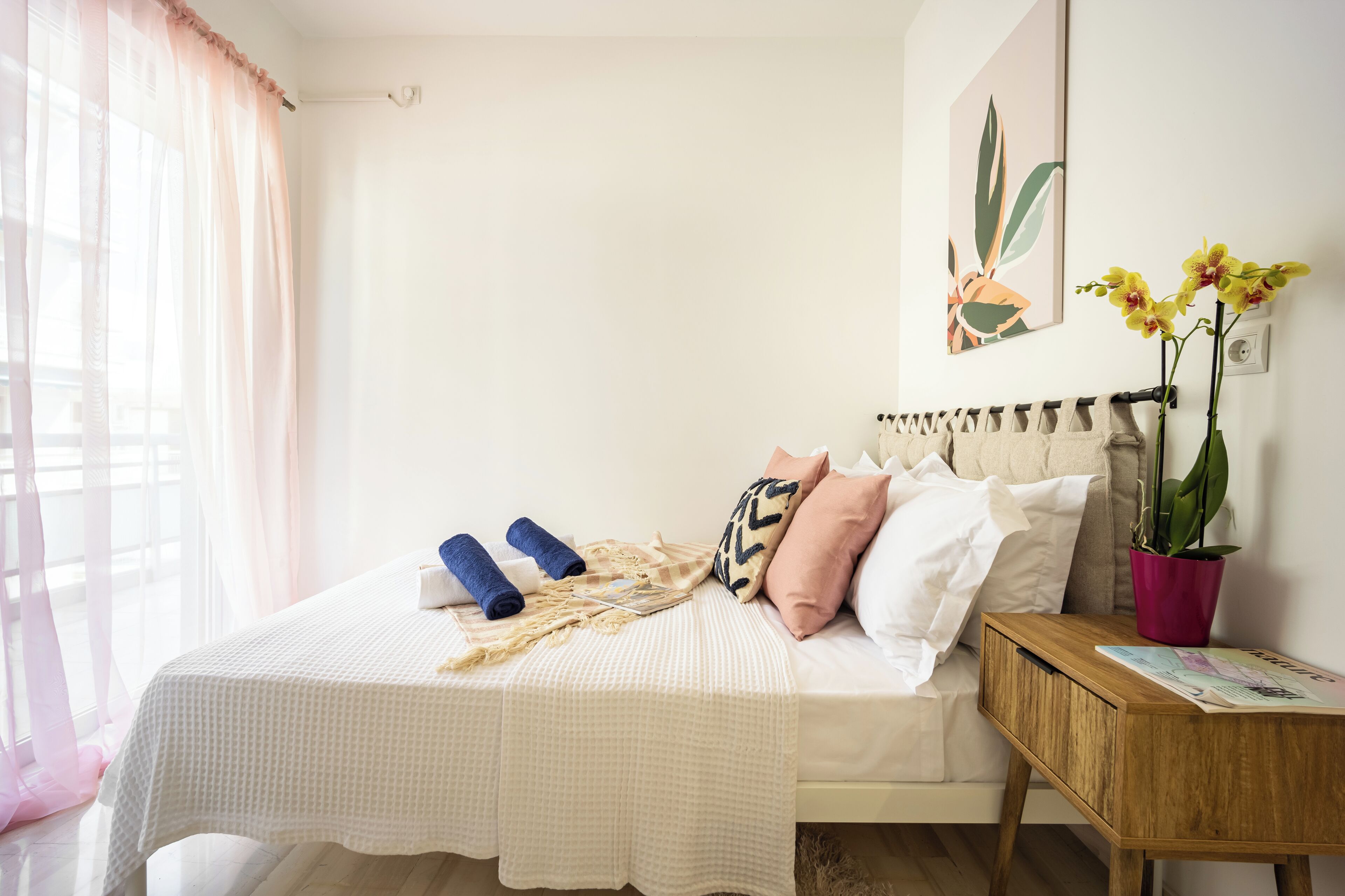 2 quartos, escrivaninha, ferros/tábuas de passar roupa, berço de viagem