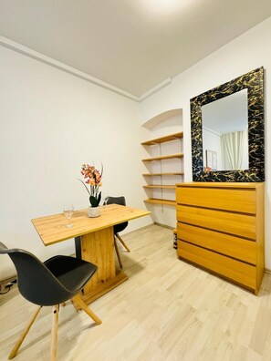 Basic Room - Spacious 7BR Apartment Prime Location (Vienna)