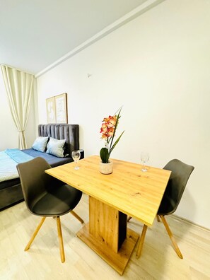 Iron/ironing board, free WiFi - Spacious 7BR Apartment Prime Location (Vienna)