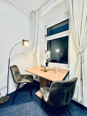 Eenvoudige kamer | Een strijkplank/strijkijzer, gratis wifi