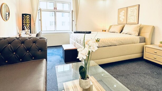 Basic Room | Iron/ironing board (on request), WiFi (free) - Spacious 7BR Apartment Prime Location (Vienna)
