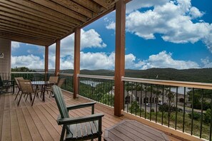 Outdoor dining - L-2 Four mins to SDC stunning views clean and cozy (Branson)