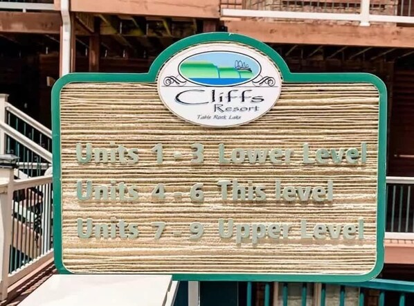 A sign for Cliff's Resort indicating room levels: Units 1-3 lower level, Units 4-6 this level, Units 7-9 upper level.